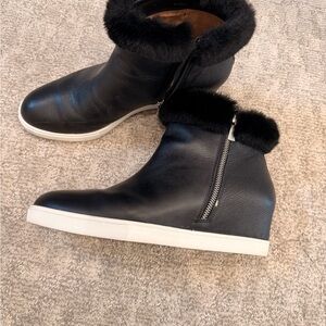 Sleek Black Ankle Boots with Fur Trim